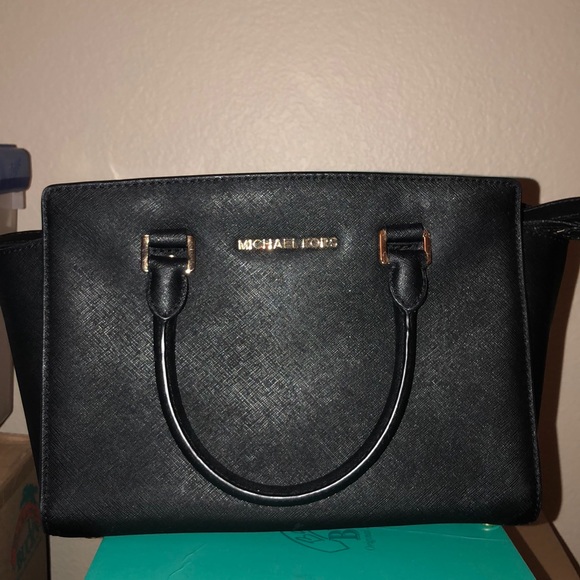 Michael Kors Handbags - Medium Michael Kors Selma bag